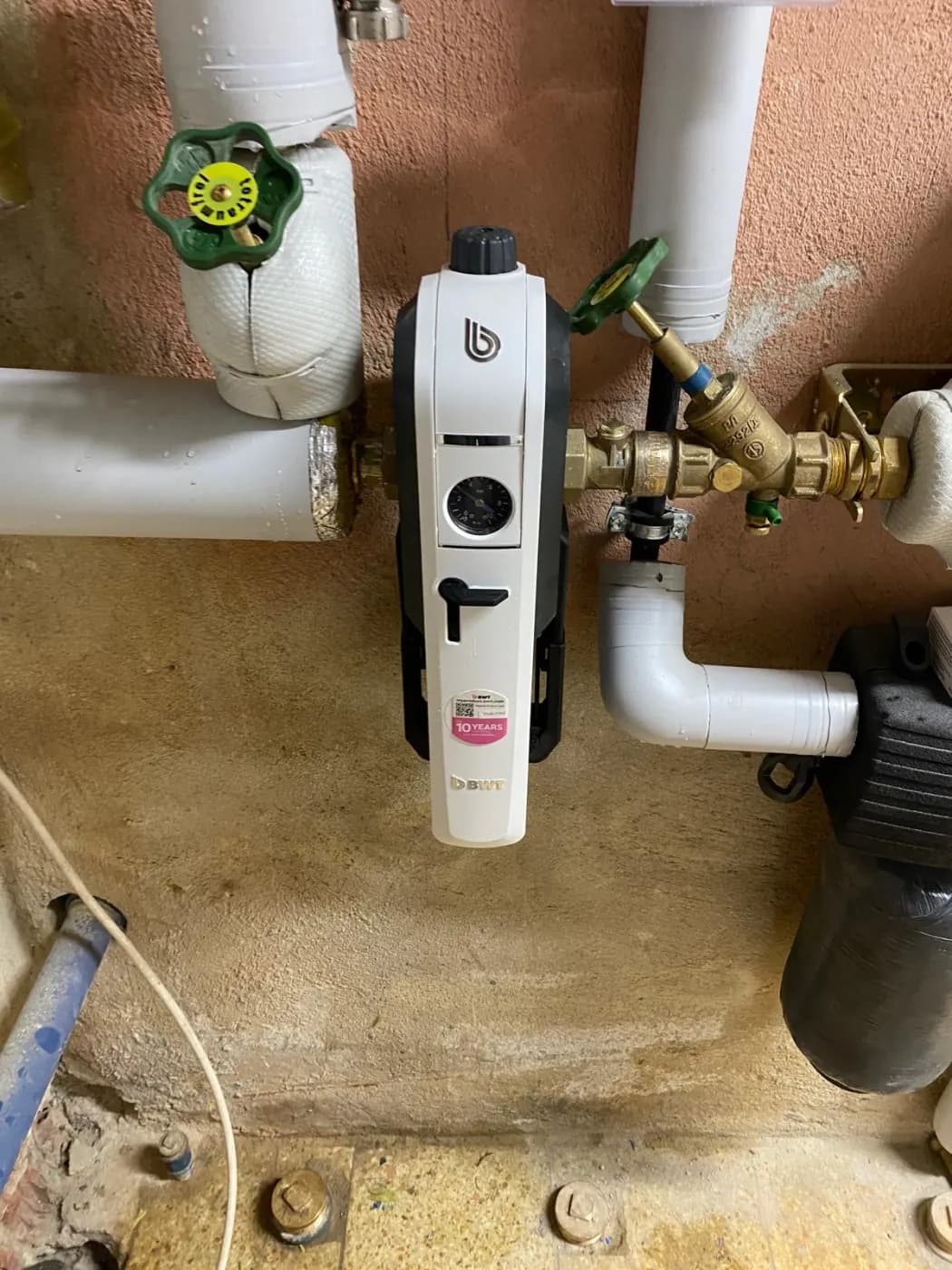 Installierter BWT Hauswasserfilter mit Rückspülfunktion und Manometer am Hausanschluss