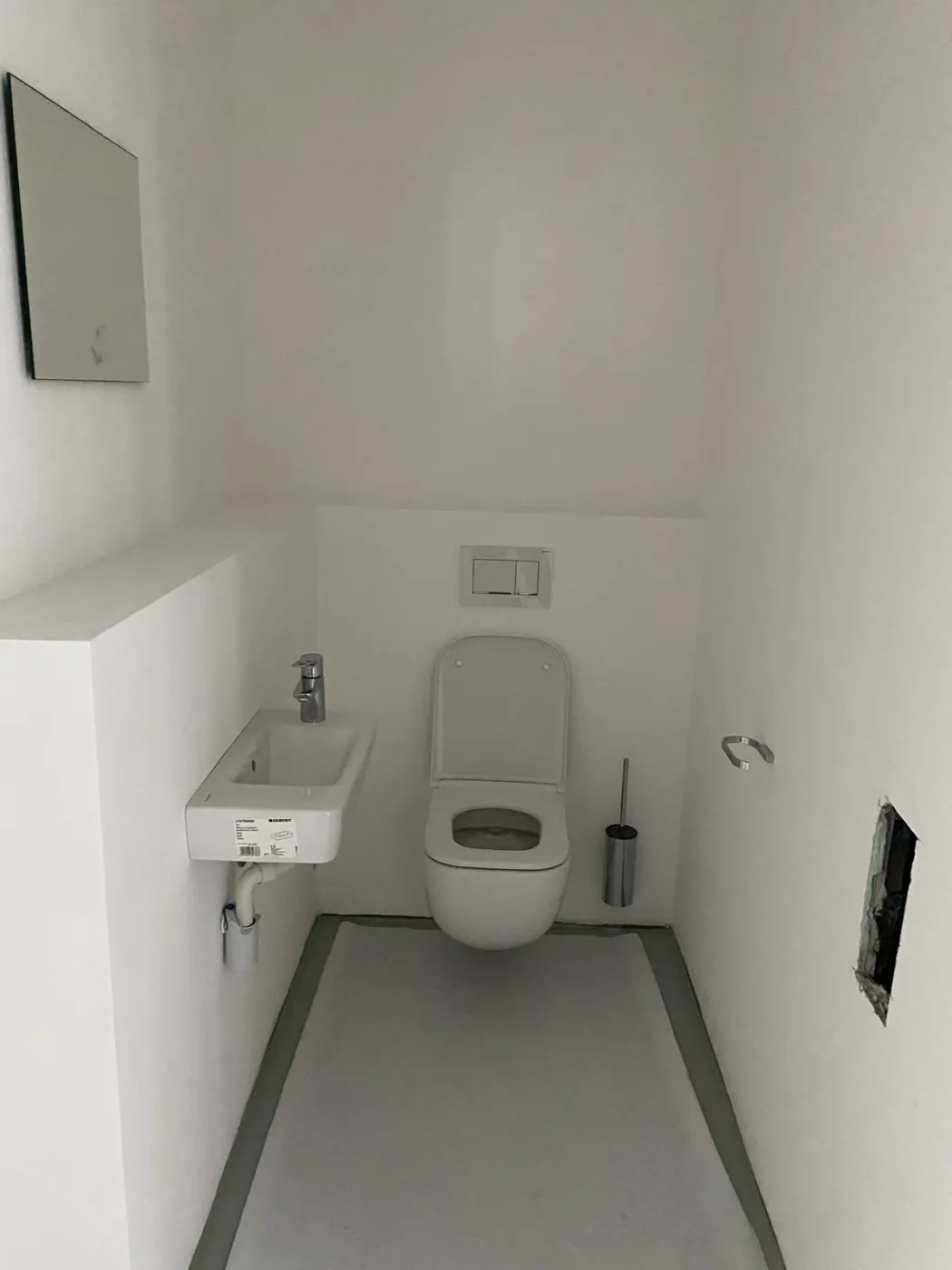 Gäste-WC mit Handwaschbecken und Wand-WC