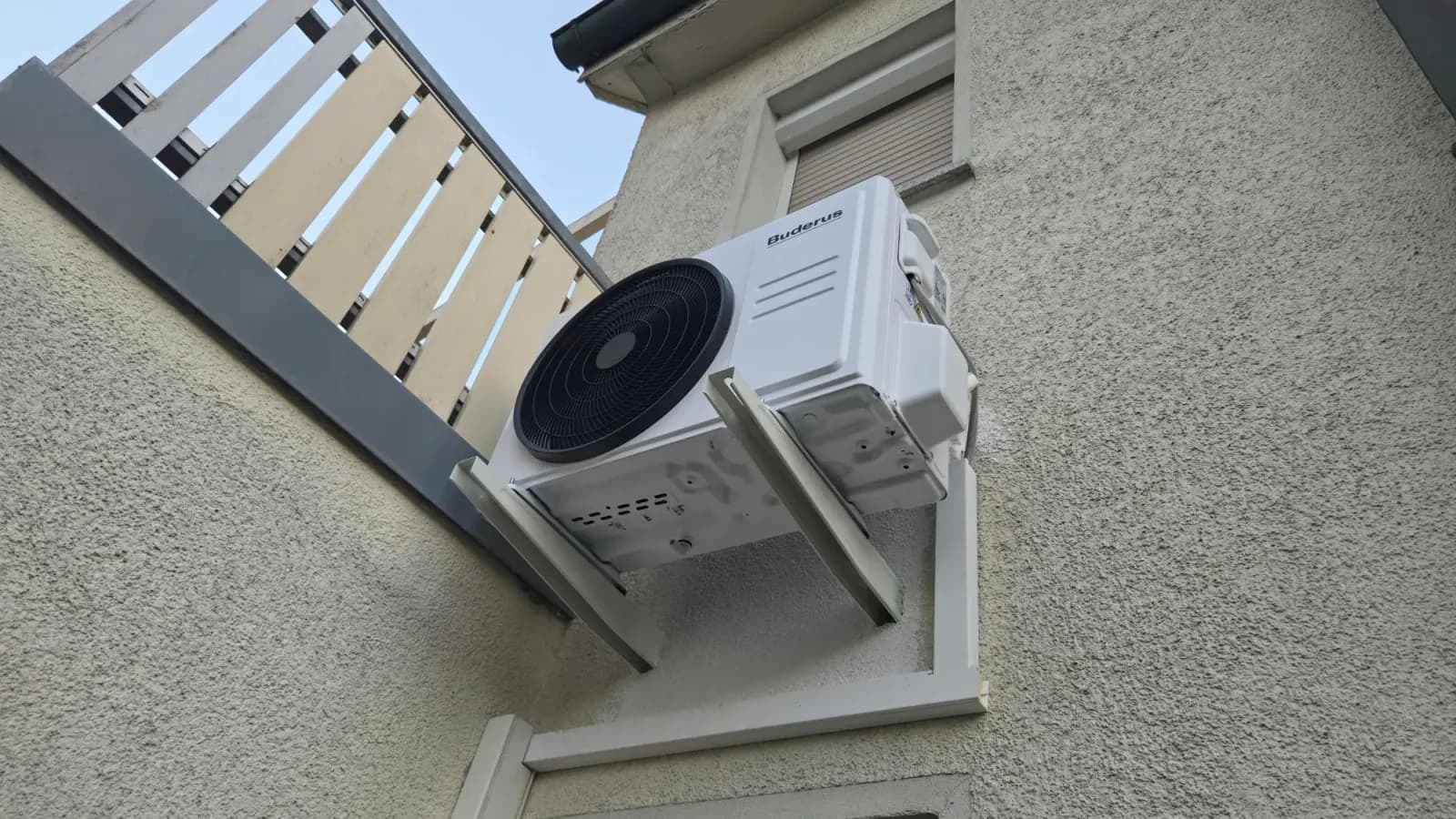 Außengerät einer Klimaanlage an der Hausfassade auf Wandkonsole montiert
