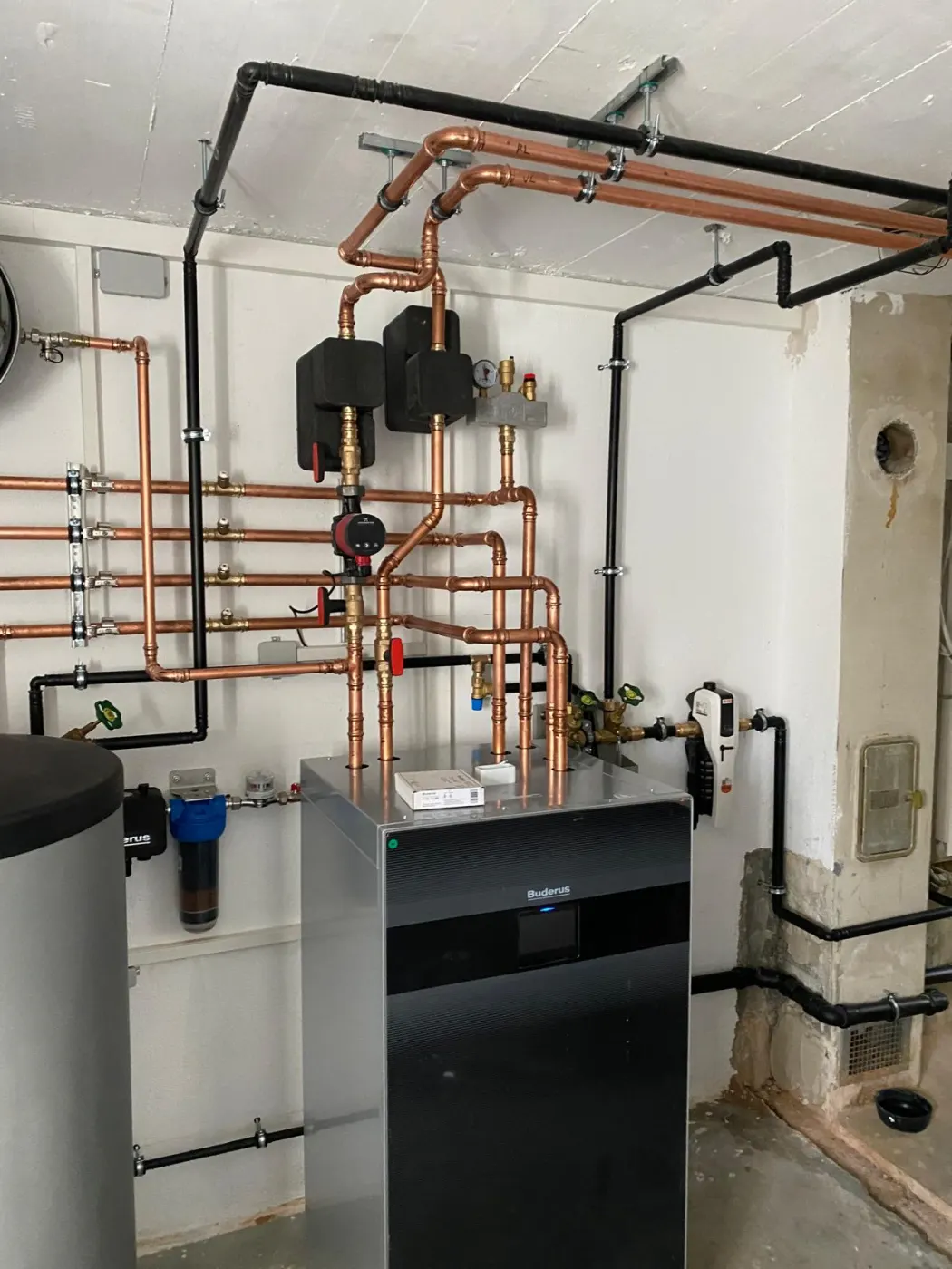 Heizungsraum mit Wärmepumpe, Pumpengruppen und Ausdehnungsgefäß