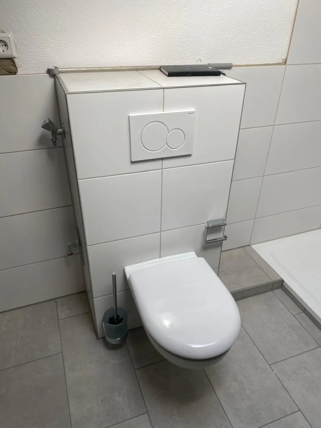 Wand-WC mit gefliester Vorwandinstallation und Geberit Betätigungsplatte