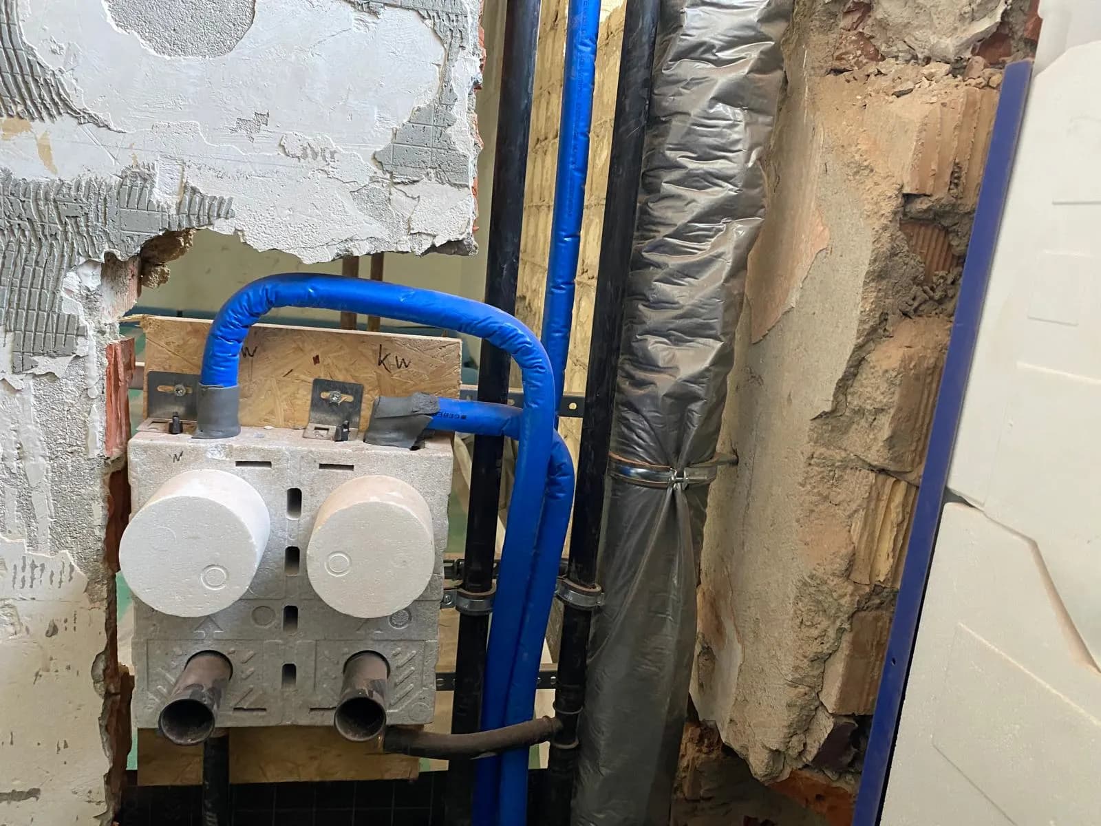 Rohinstallation für Doppelwaschtisch mit gedämmten Trinkwasserleitungen und Abwasseranschlüssen