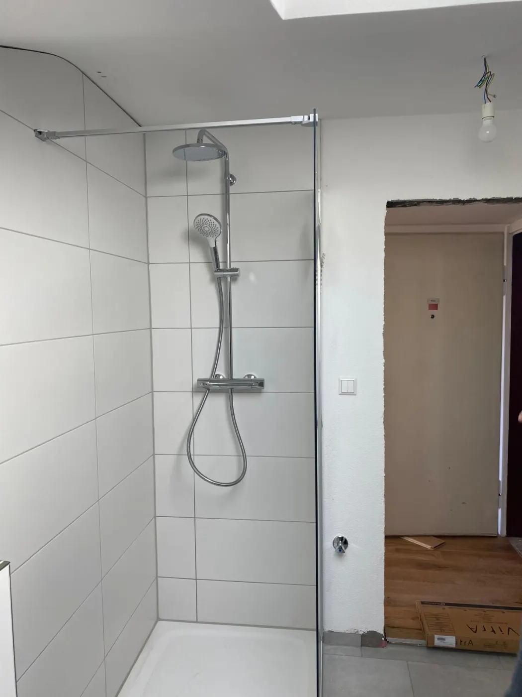 Dusche mit Glaswand und Thermostat-Regendusche