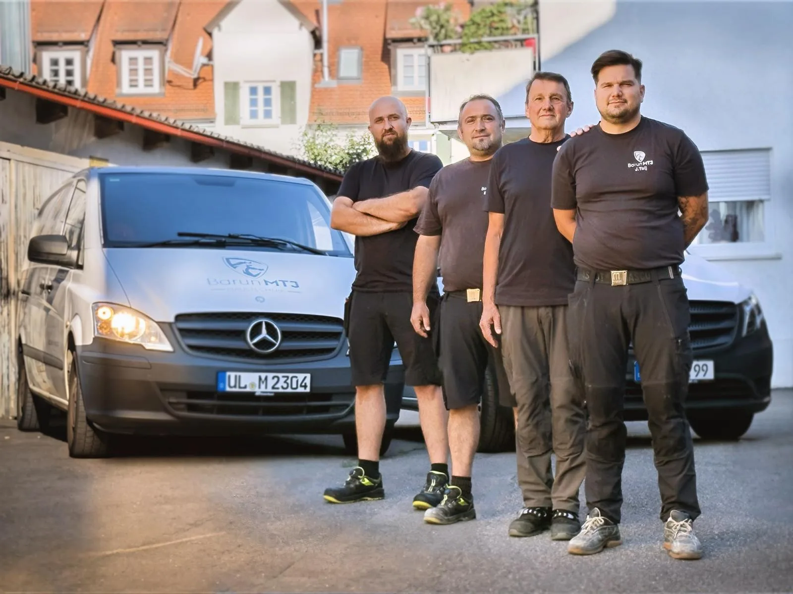 Das Team von Barun MTJ Haustechnik vor den Firmenfahrzeugen in Ulm